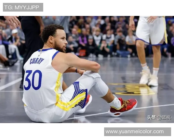 勇士对阵骑士比赛中库里意外受伤球队面临严峻考验 勇士对阵骑士比赛中库里意外受伤球队面临严峻考验