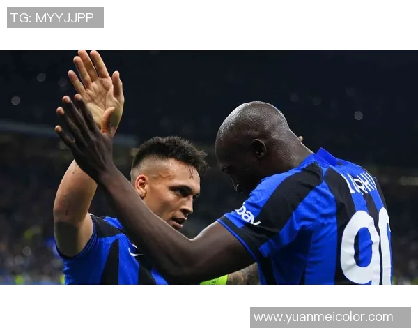 马丁内斯的传奇旅程：从青涩球员到世界足球的璀璨明星