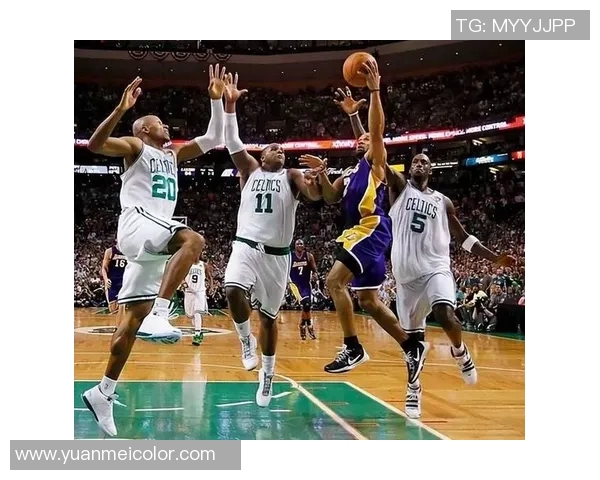 雄鹿与尼克斯激战正酣NBA季后赛精彩对决引发球迷热议